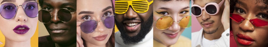 des-gens-avec-des-lunettes-posent-en-studio